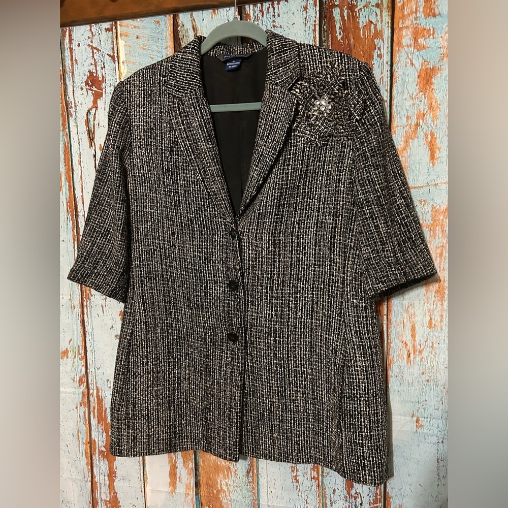 Austin Reed Black and White Tweed Blazer With Cute Flower Accent Size 14